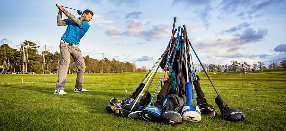 Velký test golfových driverů, které vám špatnou ránu odpustí nejvíce